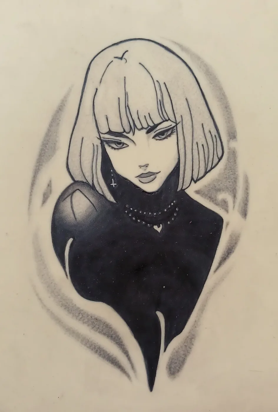 Retrato de mujer con cabello corto y cuello alto negro, en negro sólido y sombreado suave.
