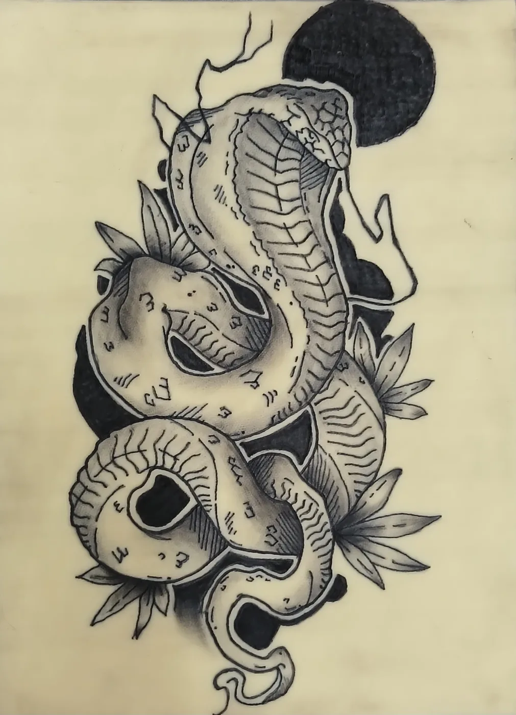 Cobra enroscada frente a una luna negra, en blackwork de alto contraste.