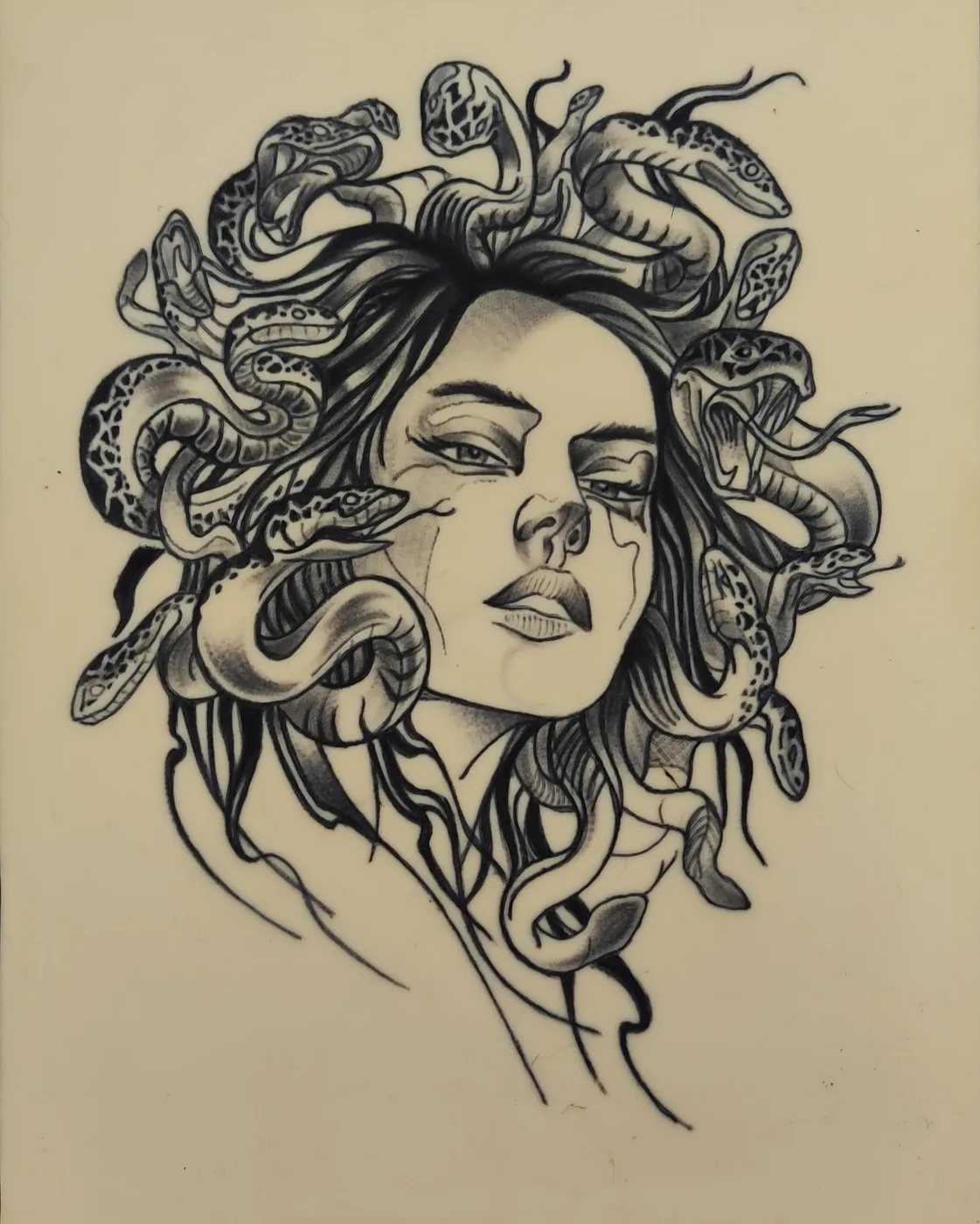 Medusa rodeada de serpientes, en grises y línea fina.