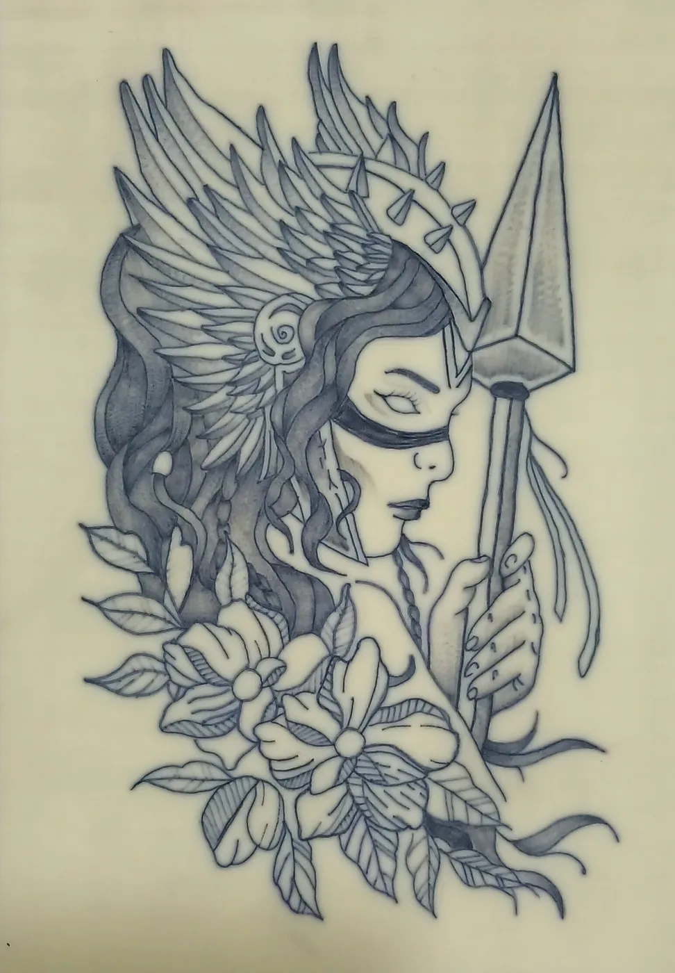 Guerrera alada con lanza y flores, en línea fina y grises.
