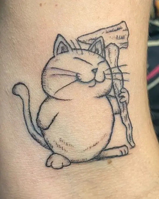 Gato sonriente con un letrero de madera, tatuado en piel en línea fina.