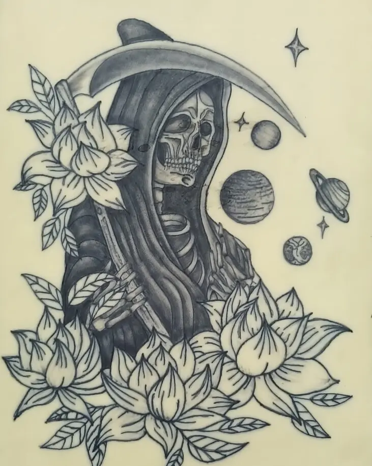 Calavera encapuchada con guadaña, rodeada de flores de loto y planetas, en línea y negro sólido.