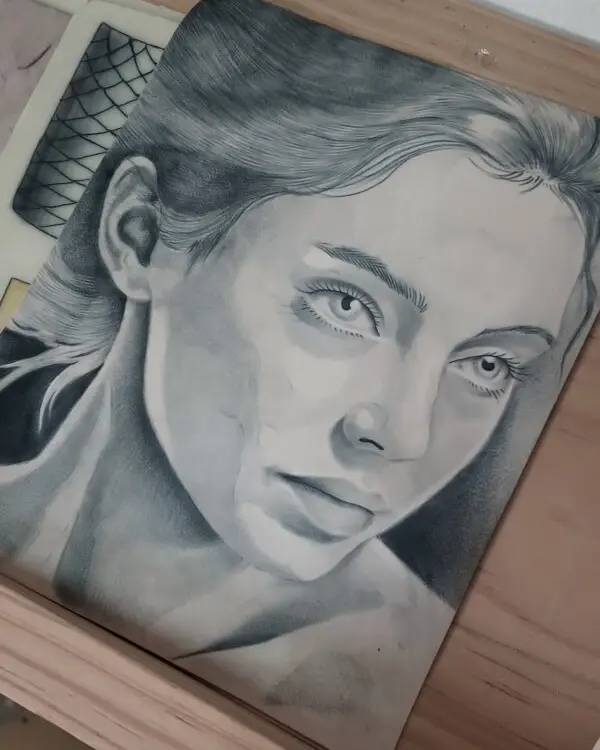 Retrato realista de una mujer en escala de grises.